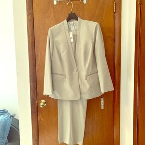 Tahari Women’s suit